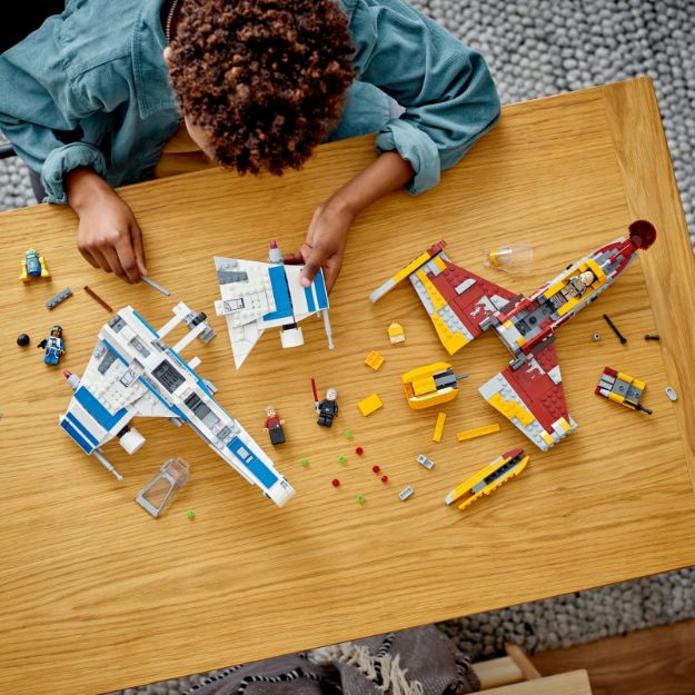 Bild von LEGO® Star Wars™ - New Republic E-Wing™ vs. Shin Hatis Starfighter™