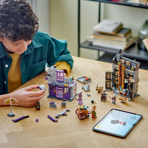 Bild von LEGO® Harry Potter™ - 76439 Ollivanders™ & Madam Malkins Anzüge