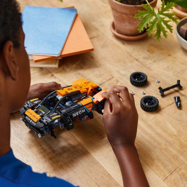 Bild von LEGO® Technic - 42166 NEOM McLaren Extreme E Race Car