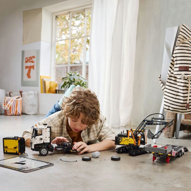 Bild von LEGO® Technic - 42175 Volvo FMX LKW mit EC230 Electric Raupenbagger