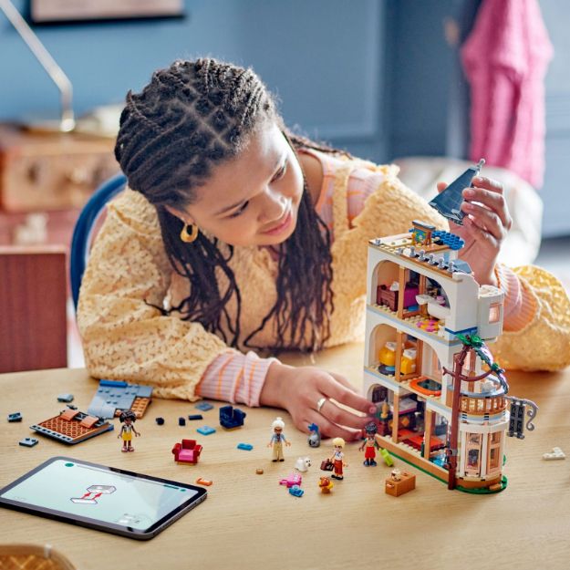 Bild von LEGO® Friends - 42638 Burg mit Ferienunterkunft
