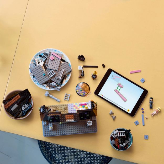 Bild von LEGO® Wednesday - 76781 Wednesdays und Enids Zimmer im Studentenwohnheim