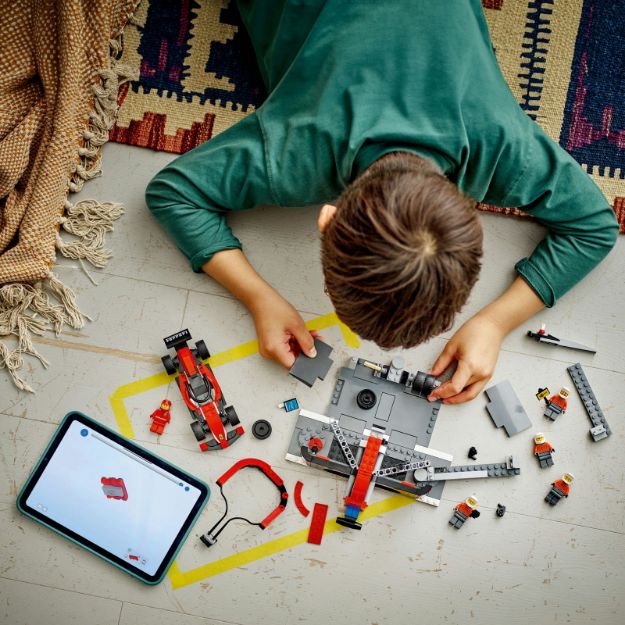 Bild von LEGO® City Formula 1 - 60443 F1® Boxenstopp mit Boxencrew und Ferrari Flitzer