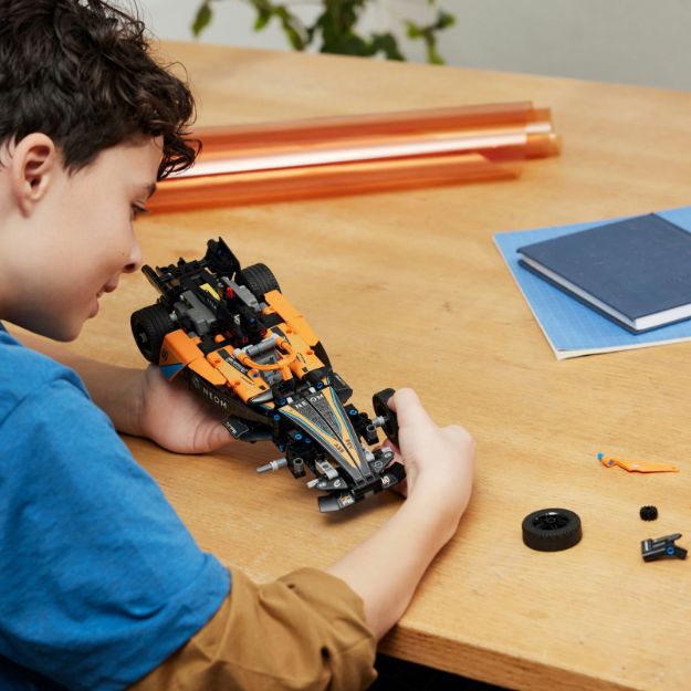 Bild von LEGO® Technic - 42169 NEOM McLaren Formula E Race Car