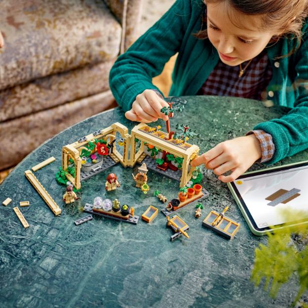 Bild von LEGO® Harry Potter™ - 76445 Schloss Hogwarts™: Kräuterkundeunterricht