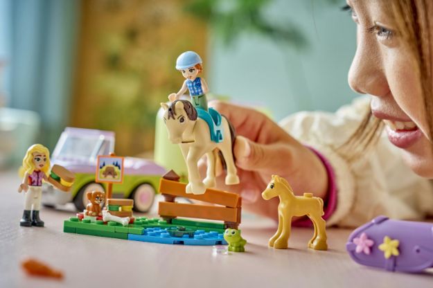 Bild von LEGO® Friends - 42695 Pferd und Fohlen mit Pferdeanhänger