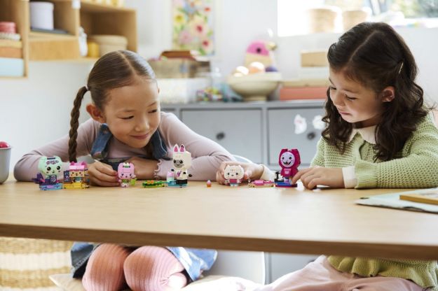 Bild von LEGO® Gabby's Dollhouse - 11215 Gabbys Katzenfreunde aus  Steinen