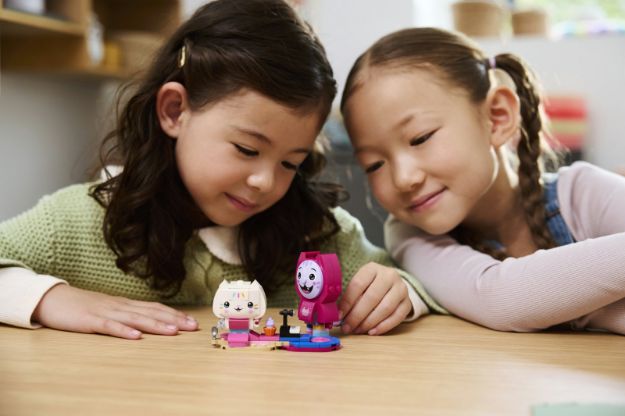 Bild von LEGO® Gabby's Dollhouse - 11215 Gabbys Katzenfreunde aus  Steinen