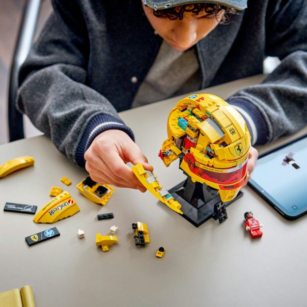 Bild von LEGO® Editions Formula 1 - 43022 Scuderia Ferrari HP Lewis Hamilton Helm